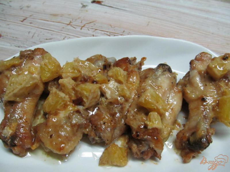 Фото приготовление рецепта: Куриные крылья под мандарином шаг №4