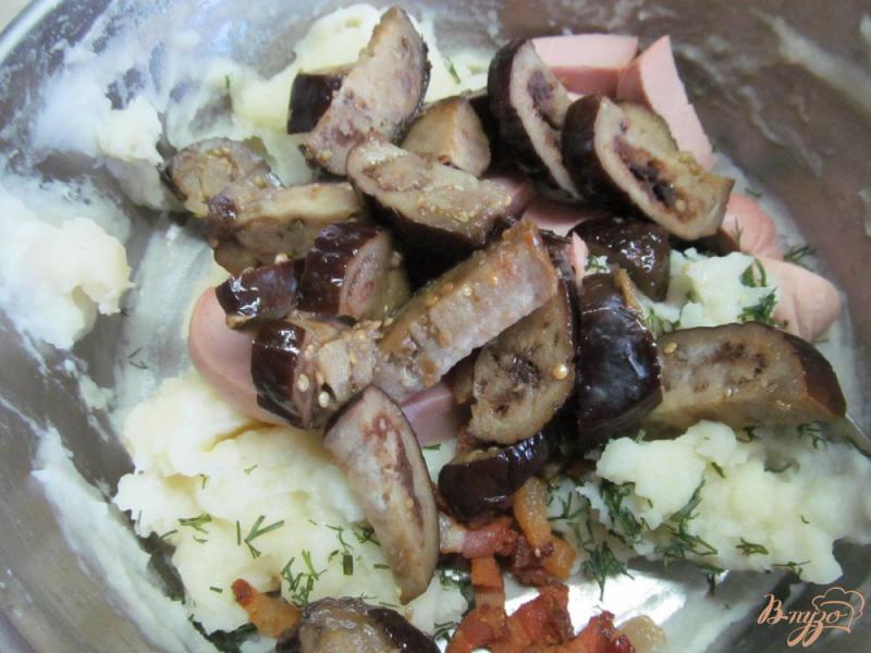 Фото приготовление рецепта: Запеканка из картофельного пюре баклажана и сардельки шаг №4