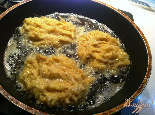 Фото приготовление рецепта: Картофельные оладьи с лососевой икрой шаг №3
