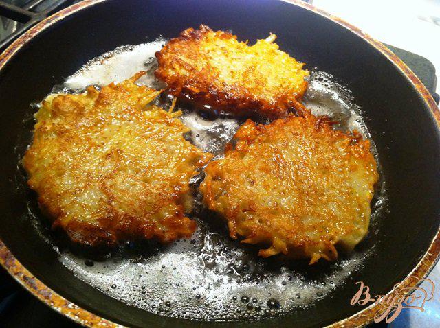 Фото приготовление рецепта: Картофельные оладьи с лососевой икрой шаг №4