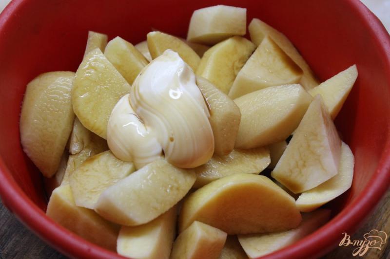 Фото приготовление рецепта: Картофель запеченный с соевым соусом шаг №3