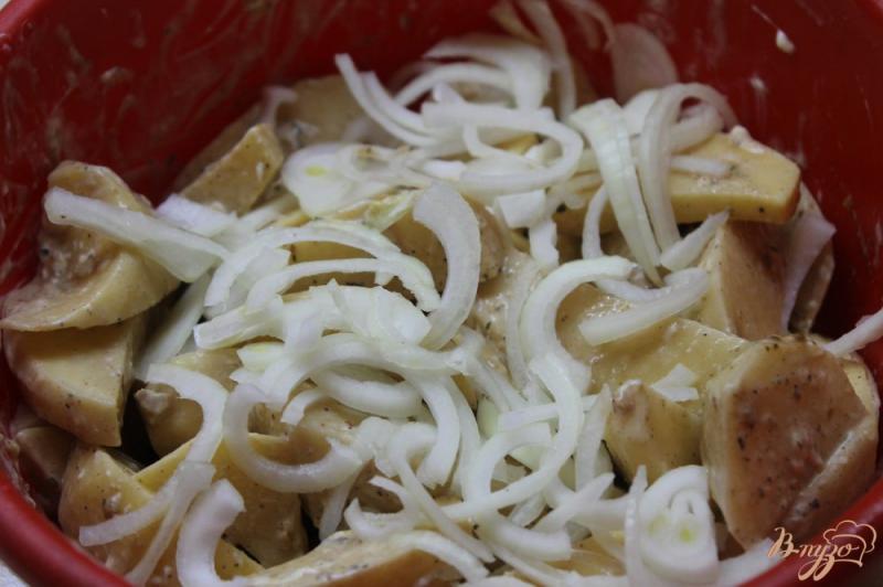 Фото приготовление рецепта: Картофель запеченный с соевым соусом шаг №5