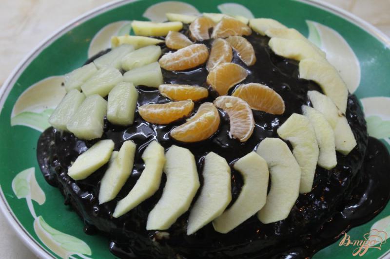 Фото приготовление рецепта: Шоколадный торт с фруктами шаг №15