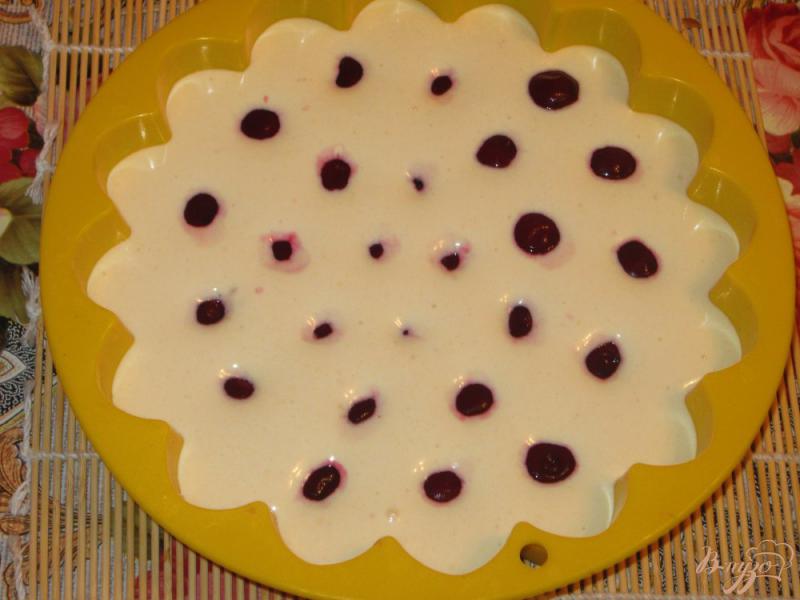 Фото приготовление рецепта: Бисквитный пирог с вишней шаг №6