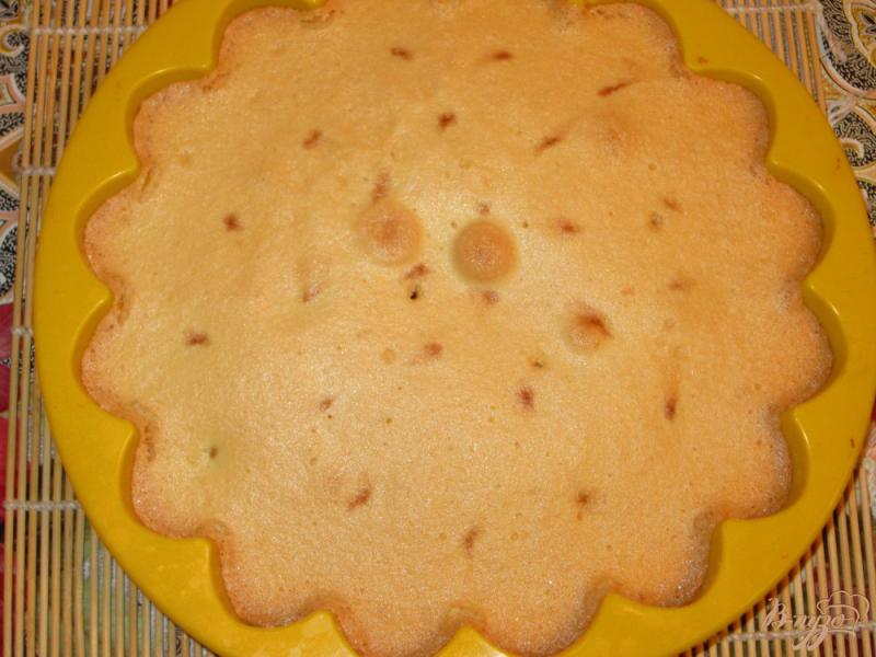 Фото приготовление рецепта: Бисквитный пирог с вишней шаг №7