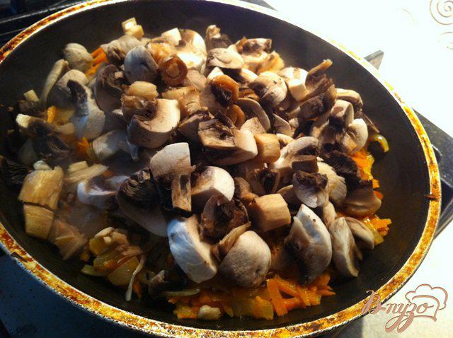 Фото приготовление рецепта: Заливной пирог с грибами шаг №2