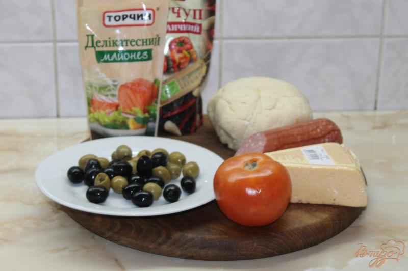 Фото приготовление рецепта: Пицца домашняя с салями, помидорами и оливками шаг №1