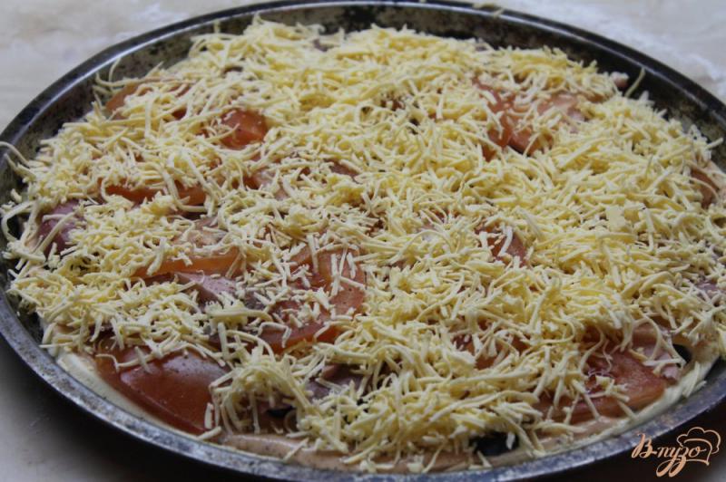 Фото приготовление рецепта: Пицца домашняя с салями, помидорами и оливками шаг №9