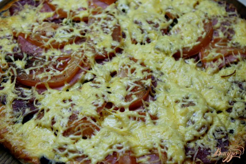 Фото приготовление рецепта: Пицца домашняя с салями, помидорами и оливками шаг №10