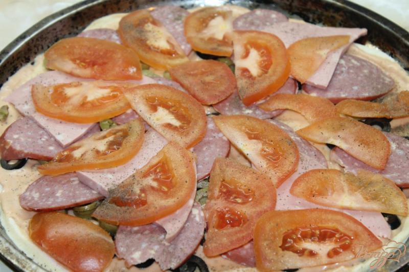 Фото приготовление рецепта: Пицца домашняя с салями, помидорами и оливками шаг №8