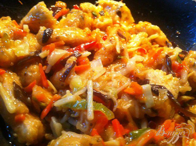 Фото приготовление рецепта: Курица по китайски с овощами и рисовой лапшой шаг №7
