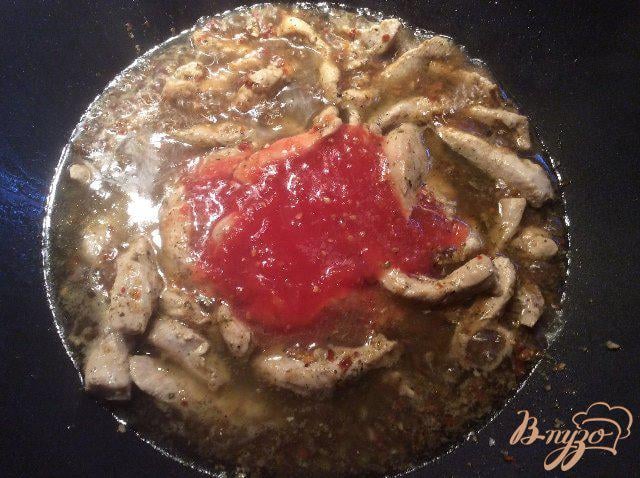 Фото приготовление рецепта: Паста с курицей в соусе из базилика и сухих томатов шаг №5