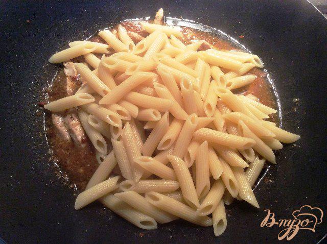 Фото приготовление рецепта: Паста с курицей в соусе из базилика и сухих томатов шаг №7