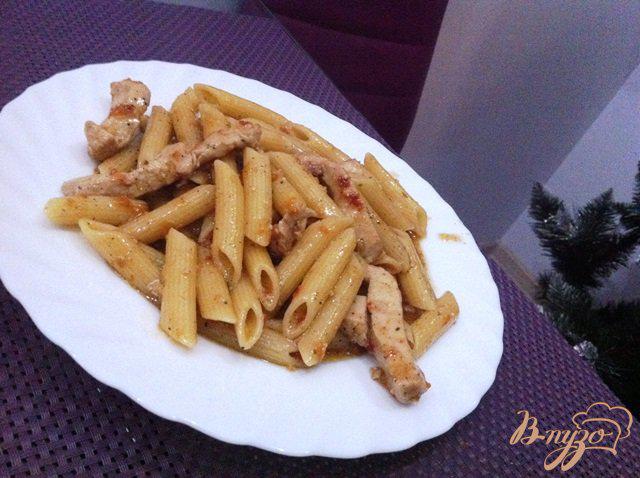Фото приготовление рецепта: Паста с курицей в соусе из базилика и сухих томатов шаг №9