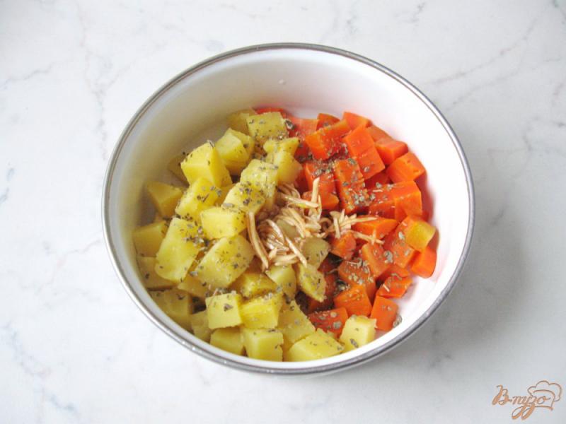 Фото приготовление рецепта: Кортофельно-морковный салат с соевым соусом шаг №5