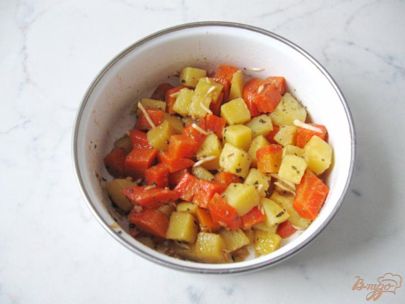 Фото приготовление рецепта: Кортофельно-морковный салат с соевым соусом шаг №6
