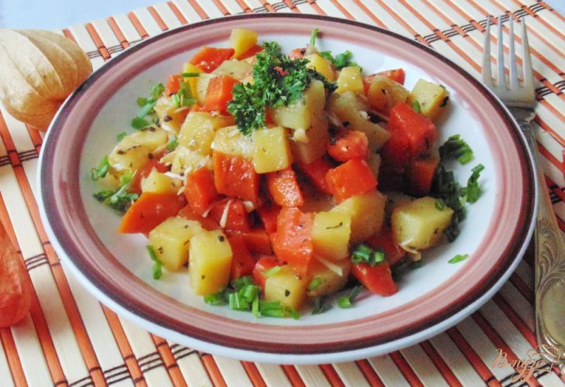 Фото приготовление рецепта: Кортофельно-морковный салат с соевым соусом шаг №7