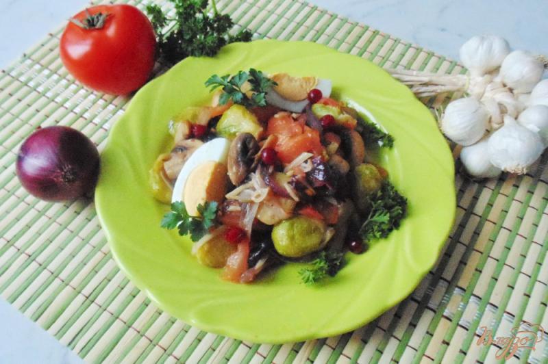 Фото приготовление рецепта: Тёплый салат с брюссельской капустой и грибами шаг №9