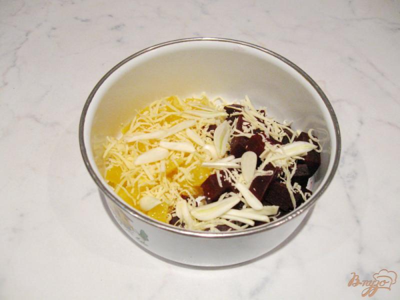 Фото приготовление рецепта: Салат из свеклы с апельсинами шаг №7