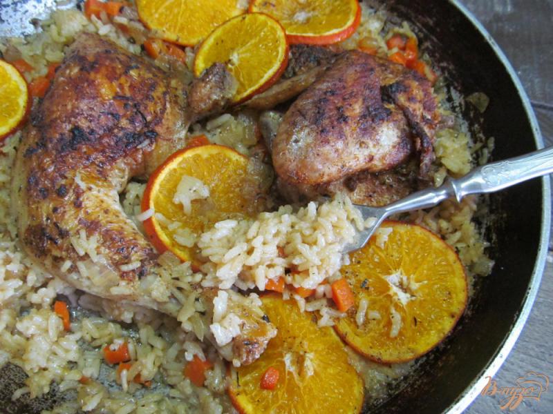 Фото приготовление рецепта: Курица с рисом под мандарином шаг №8