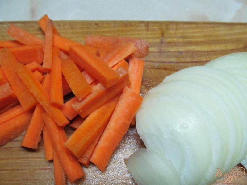 Фото приготовление рецепта: Хек с овощами в томате шаг №3