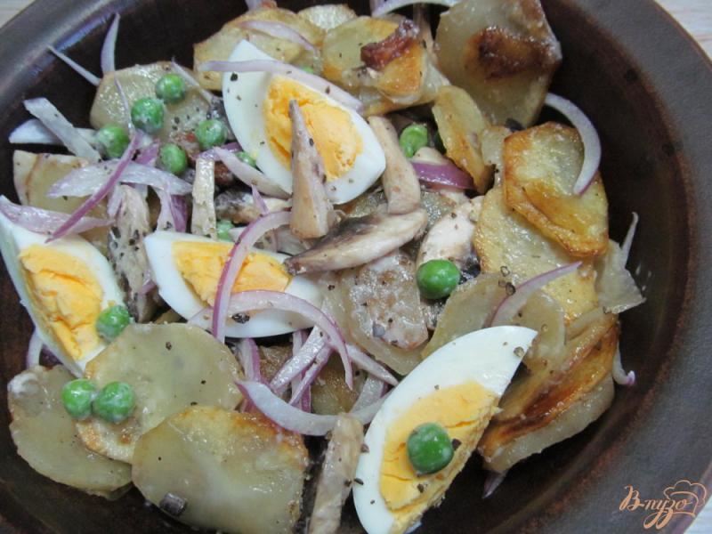 Фото приготовление рецепта: Салат с жареной картошкой шаг №7