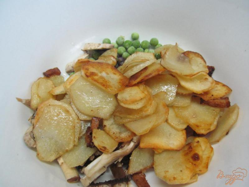 Фото приготовление рецепта: Салат с жареной картошкой шаг №5