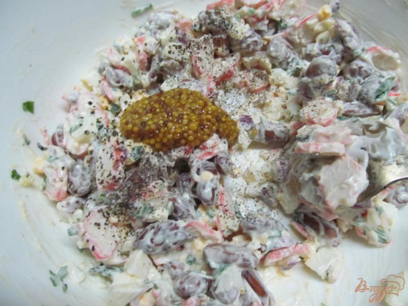 Фото приготовление рецепта: Салат из фасоли с крабовыми палочками шаг №3