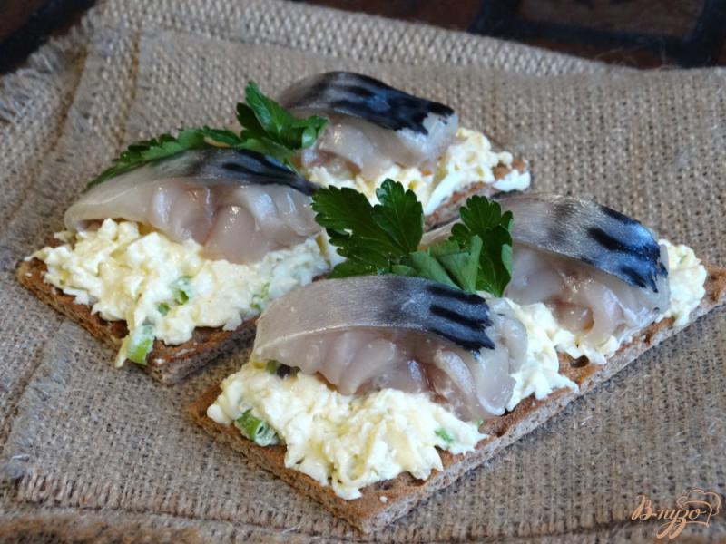 Фото приготовление рецепта: Закуска со скумбрией и яичной пастой шаг №7