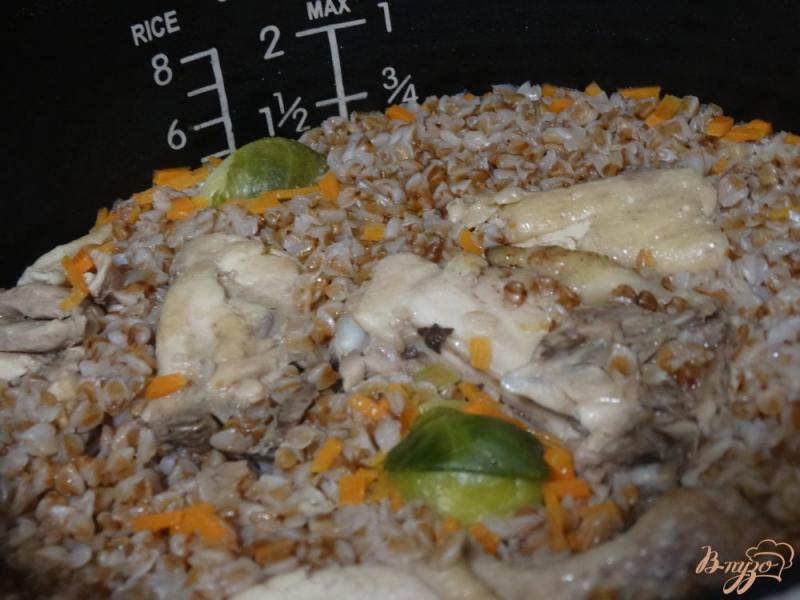 Фото приготовление рецепта: Курица с гречкой и брюссельской капустой в мультиварке шаг №6