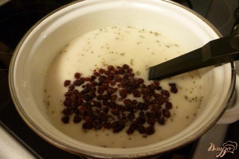 Фото приготовление рецепта: Овсяный кисель с вяленой брусникой и тимьяном шаг №5