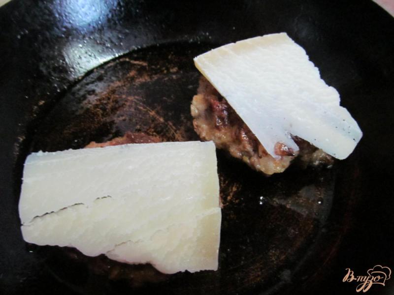 Фото приготовление рецепта: Бутерброд с рубленной котлетой и пастой из горошка шаг №9