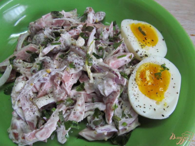 Фото приготовление рецепта: Простой салат из фасоли с колбасой шаг №5