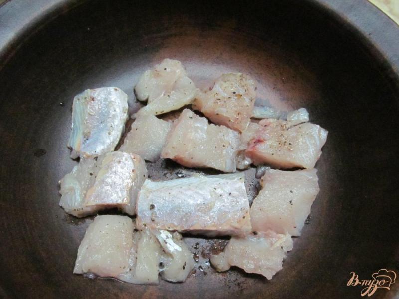 Фото приготовление рецепта: Запеченный хек под картофелем в сметане шаг №2
