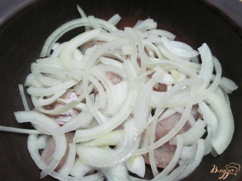 Фото приготовление рецепта: Запеченный хек под картофелем в сметане шаг №3