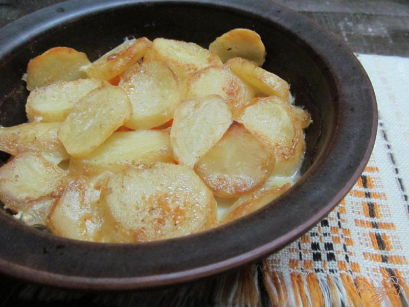 Фото приготовление рецепта: Запеченный хек под картофелем в сметане шаг №6
