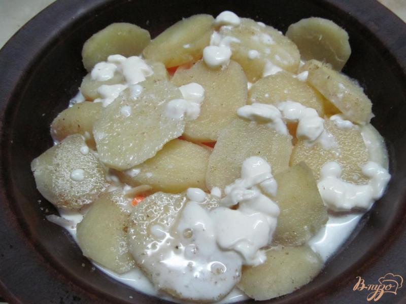 Фото приготовление рецепта: Запеченный хек под картофелем в сметане шаг №5