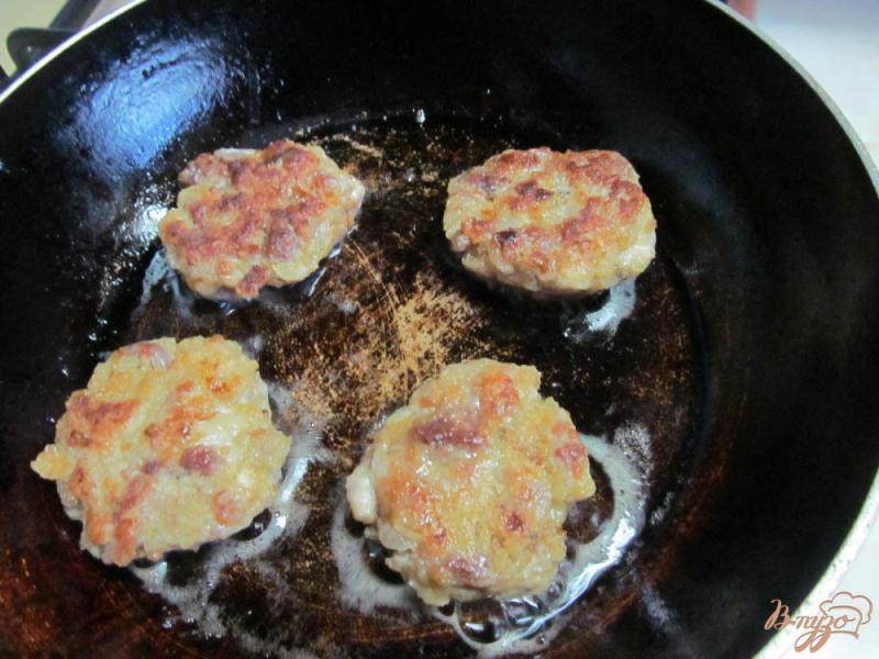 Фото приготовление рецепта: Бутерброд с котлетой под грибным соусом шаг №3