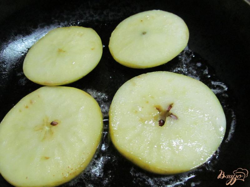 Фото приготовление рецепта: Сэндвич из яблока и творога шаг №4