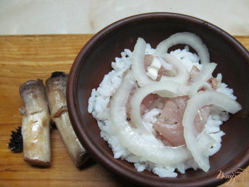 Фото приготовление рецепта: Завтрак в горшочке из рыбы шаг №2