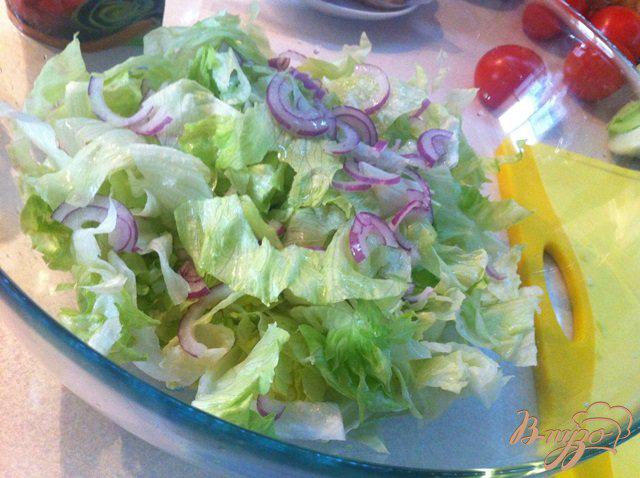 Фото приготовление рецепта: Салат овощной с копченой курицей шаг №4