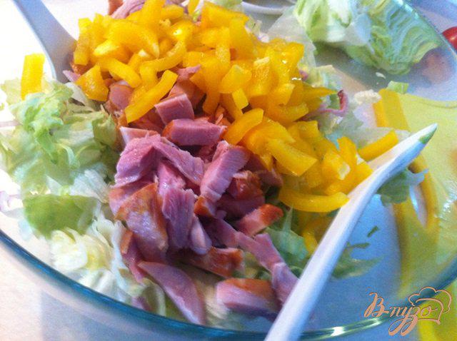 Фото приготовление рецепта: Салат овощной с копченой курицей шаг №7