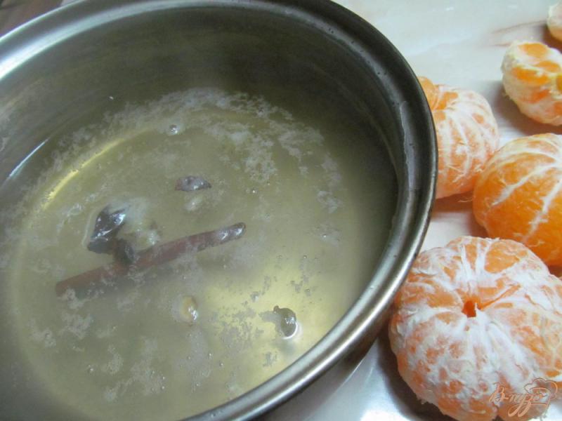 Фото приготовление рецепта: Мандарины в маринаде шаг №3