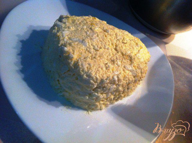 Фото приготовление рецепта: Сырный салат со шпротами шаг №3