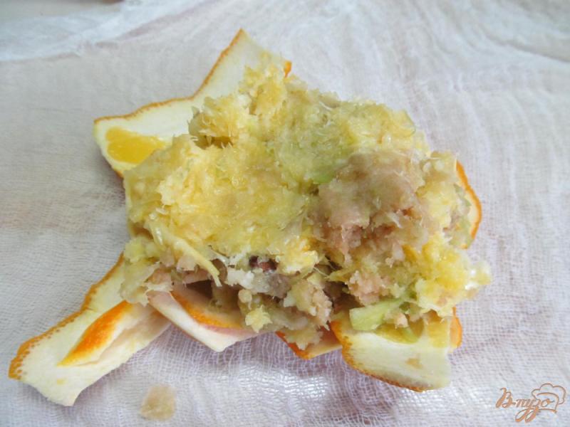 Фото приготовление рецепта: Ликер из апельсина и яблока шаг №4