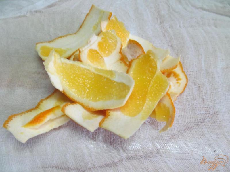 Фото приготовление рецепта: Ликер из апельсина и яблока шаг №3