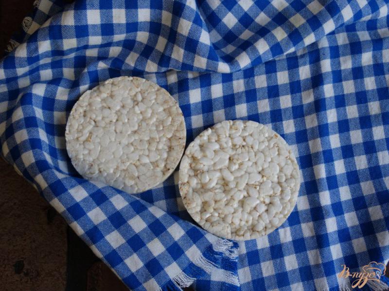 Фото приготовление рецепта: Закуска с соленой скумбрией на рисовых хлебцах шаг №2