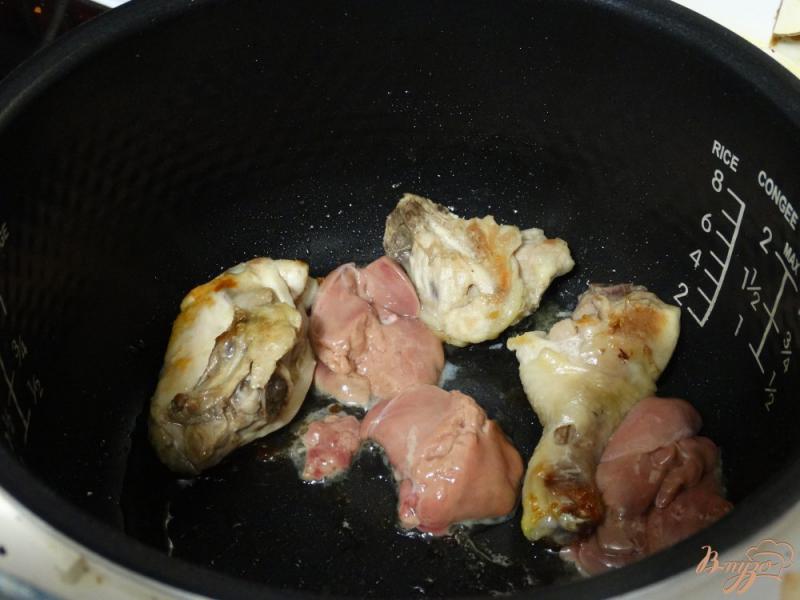 Фото приготовление рецепта: Курица тушеная с печенью и овощами в сливках шаг №2