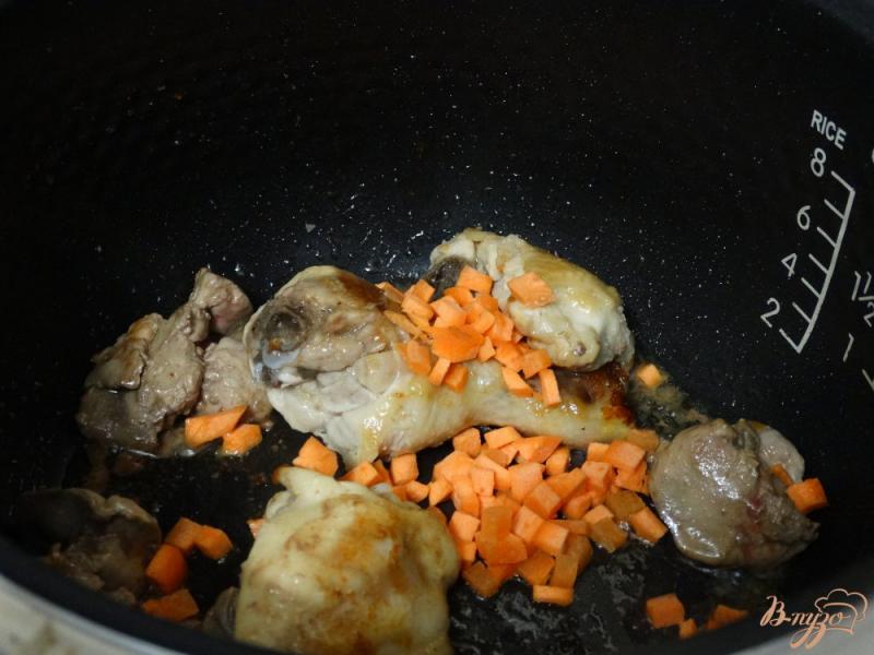 Фото приготовление рецепта: Курица тушеная с печенью и овощами в сливках шаг №3