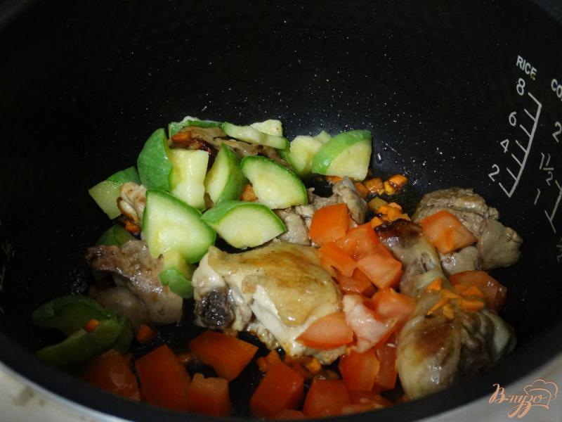 Фото приготовление рецепта: Курица тушеная с печенью и овощами в сливках шаг №4